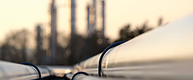 A close up of a long line of pipes